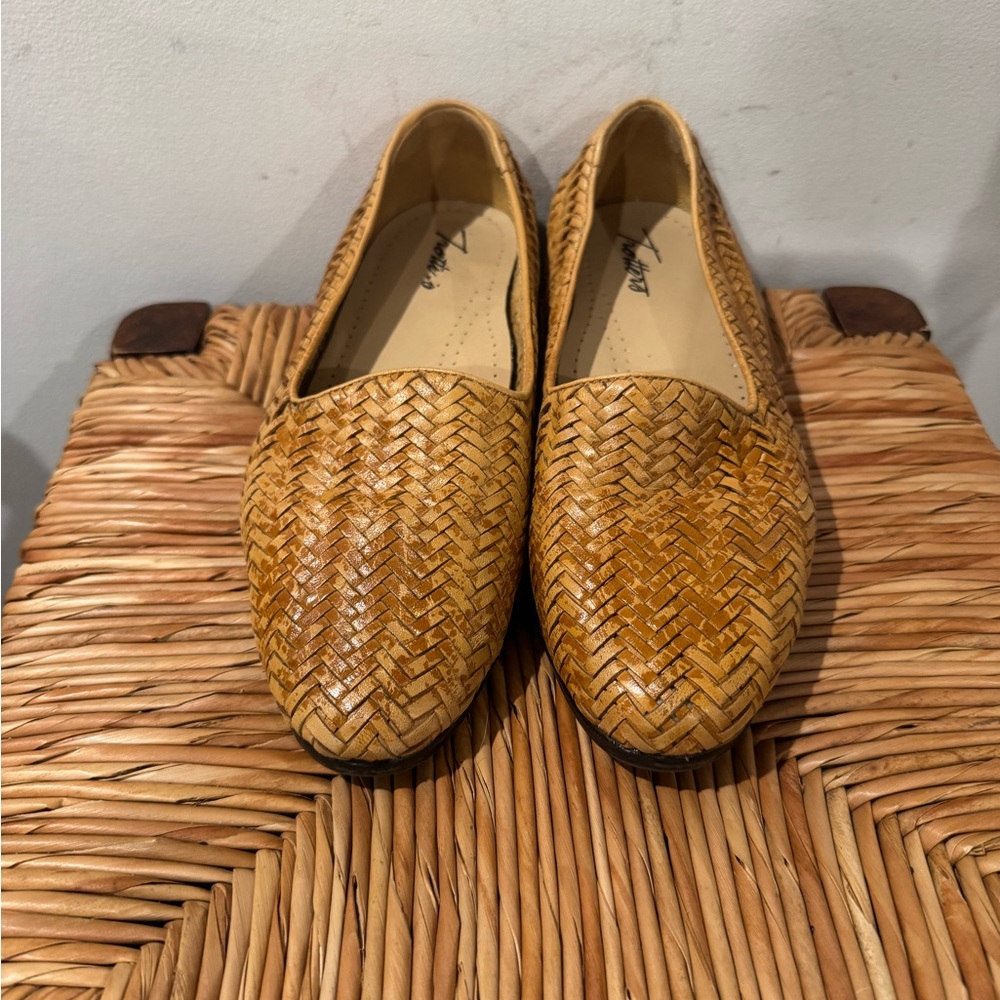 Women’s Trotters Woven Tan Flats Size 7.5 - Picture 2 of 4